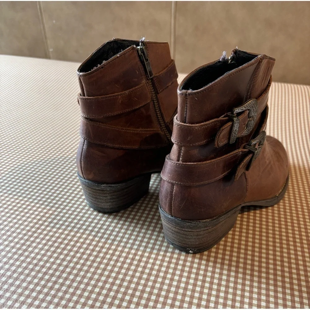 Sterling River short leather boots booties with buckles. Size 9
